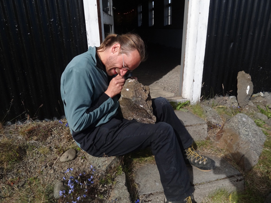 Martin, forstöðumaður Breiðdalsseturs, greinir smágerða geislasteina í holufyllingu