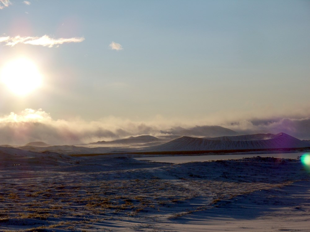 Yfir Ytri-flóa Mývatns, séð til austurs. Óveður úr austri nálgast. (Mynd: Bergþóra Kristjánsdóttir)