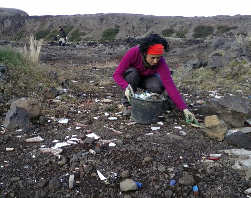 Sjálfboðaliðar Umhverfisstofnunar tína rusl í Reykjanesfólkvangi sumarið 2012