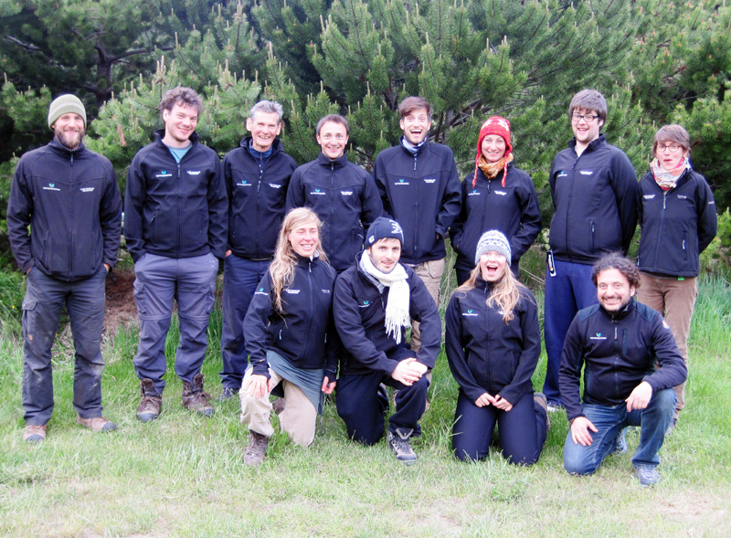 Frá vinstri til hægri: Reg (liðsstjóri), Benjamin, Roger (liðsstjóri), Romain, Donnacha, Adela, Daniel, Marion, Niki, Jean-Baptiste, Ruta, and René (umsjónarmaður Umhverfisstofnunar).